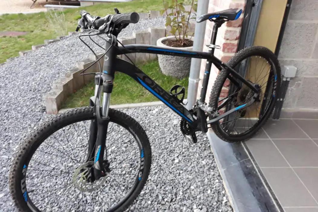 Maison et vélos à Godinne dans la Vallée de la Meuse Exterior foto