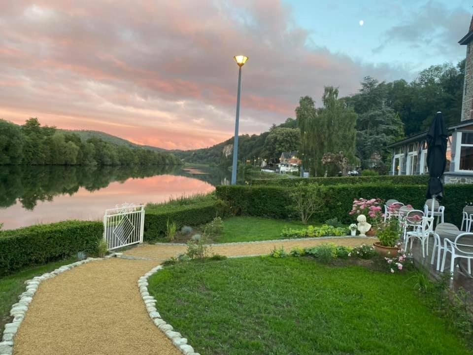 Maison et vélos à Godinne dans la Vallée de la Meuse Exterior foto