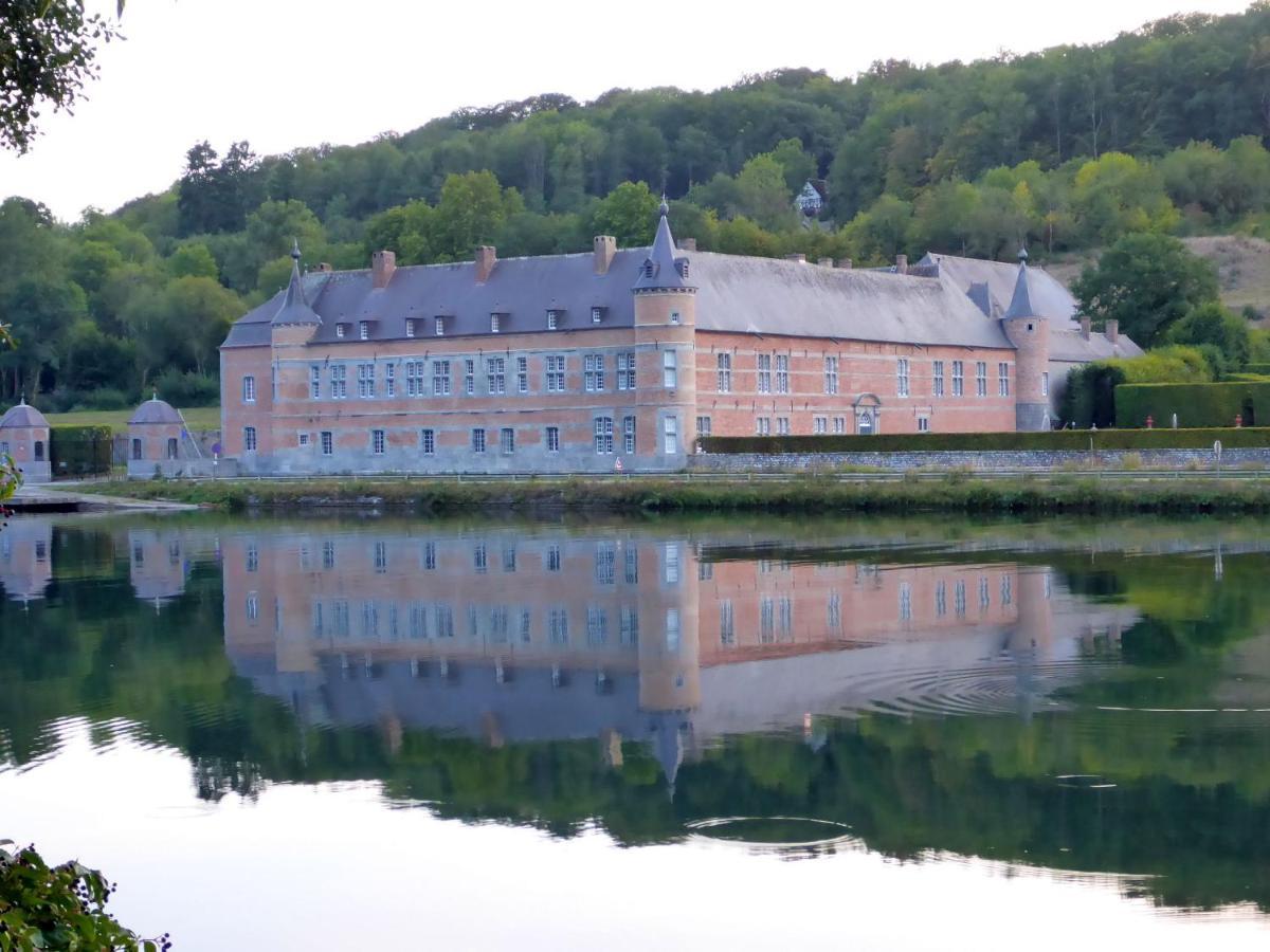 Maison et vélos à Godinne dans la Vallée de la Meuse Exterior foto